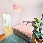 Prague Atmosphere - Modern Flat With Balcony