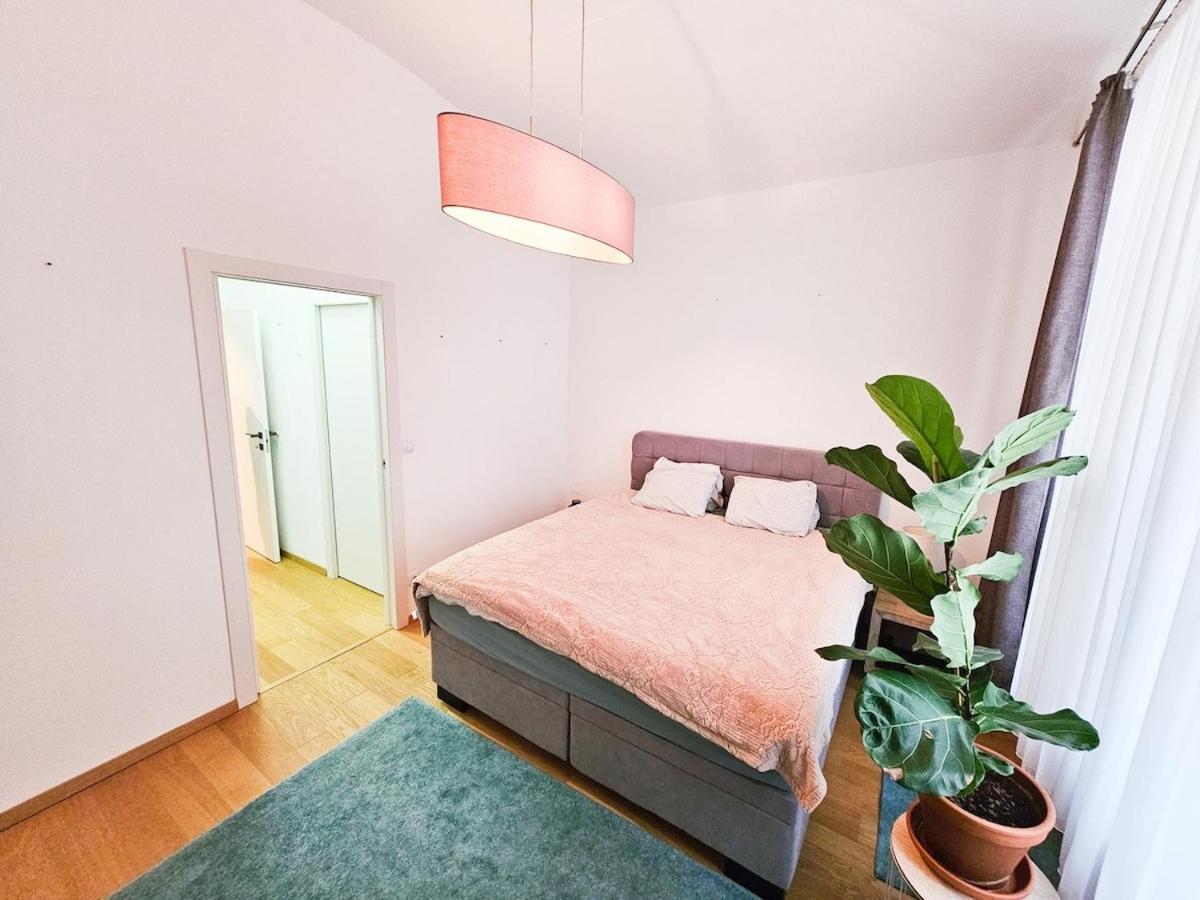 Atmosphere - Modern Flat With Balcony Appartamento Praga